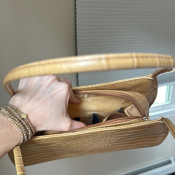 Elegant Tan Crocodile-Embossed Shoulder Bag - Picture 2 of 2